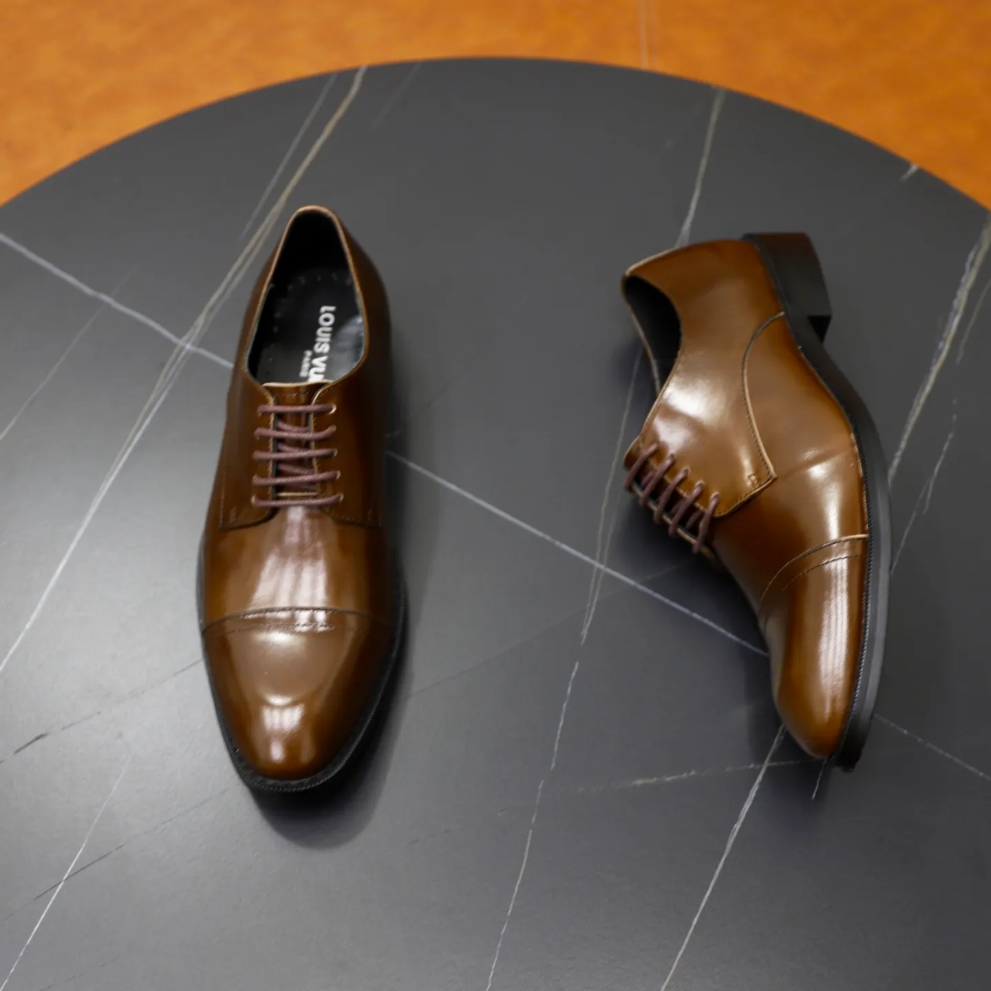 Ex-factory price: 500💰🙅‍♂️🙅‍♂️🙅‍♂️ Brand: LV Louis Vuitton Standard code: Men's size 38-44 (45 can be customized) Grade: Same style as the official website Original order quality Material: Original cowhide surface Comfortable cowhide lining Original outsole Style category: Men's fashionable casual leather shoes Distinguished big-name luxury elements Top luxury Color: actual picture color